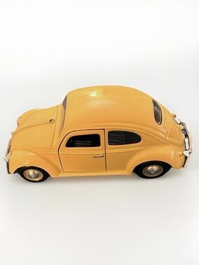 Volkswagon VW 1956 Beetle Vintage 1:24 Scale Yellow Doors Open Good Condition